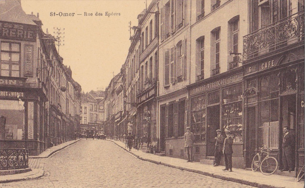 Cette rue se trouve tout en haut de la rue St Bertin, sur la gauche il y a la fontaine de l'enfant au cygne, et sur la droite un des nombreux cafés de st omer et juste aprés une boutique de vaisselles; Cette rue comptait de
nombreux commerçes.